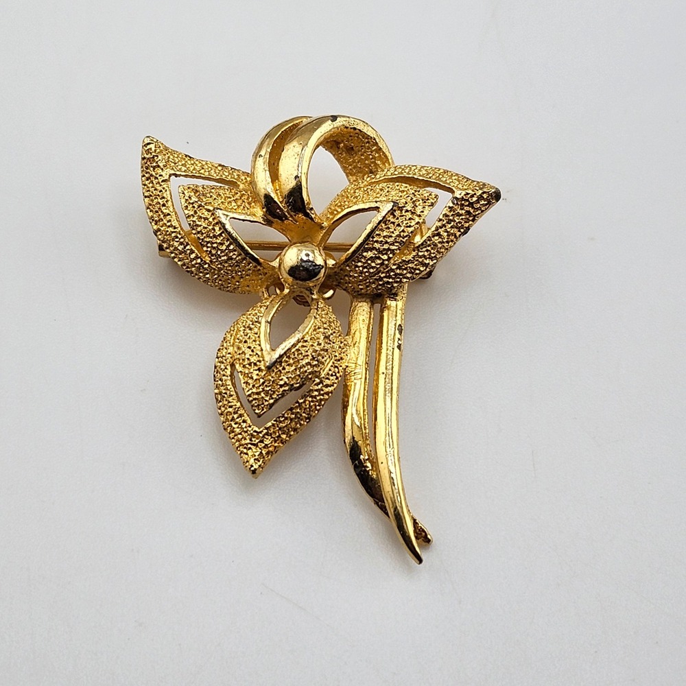 Vintage Gold Tone‎ Textured Flower Brooch Pin Floral Bouquet Jewelry